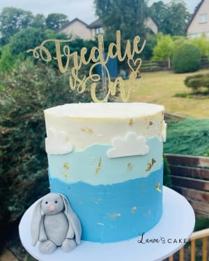 Celebration cake: A blue and gold cake with a elephant fig