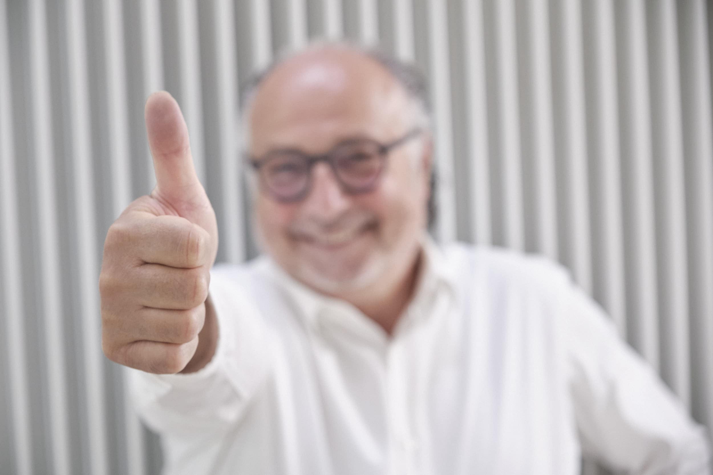 Rasmus Schübel Fotograf Münster Etienne E. Perrin Video Website authentisches Portrait Coach Bienne entspannt