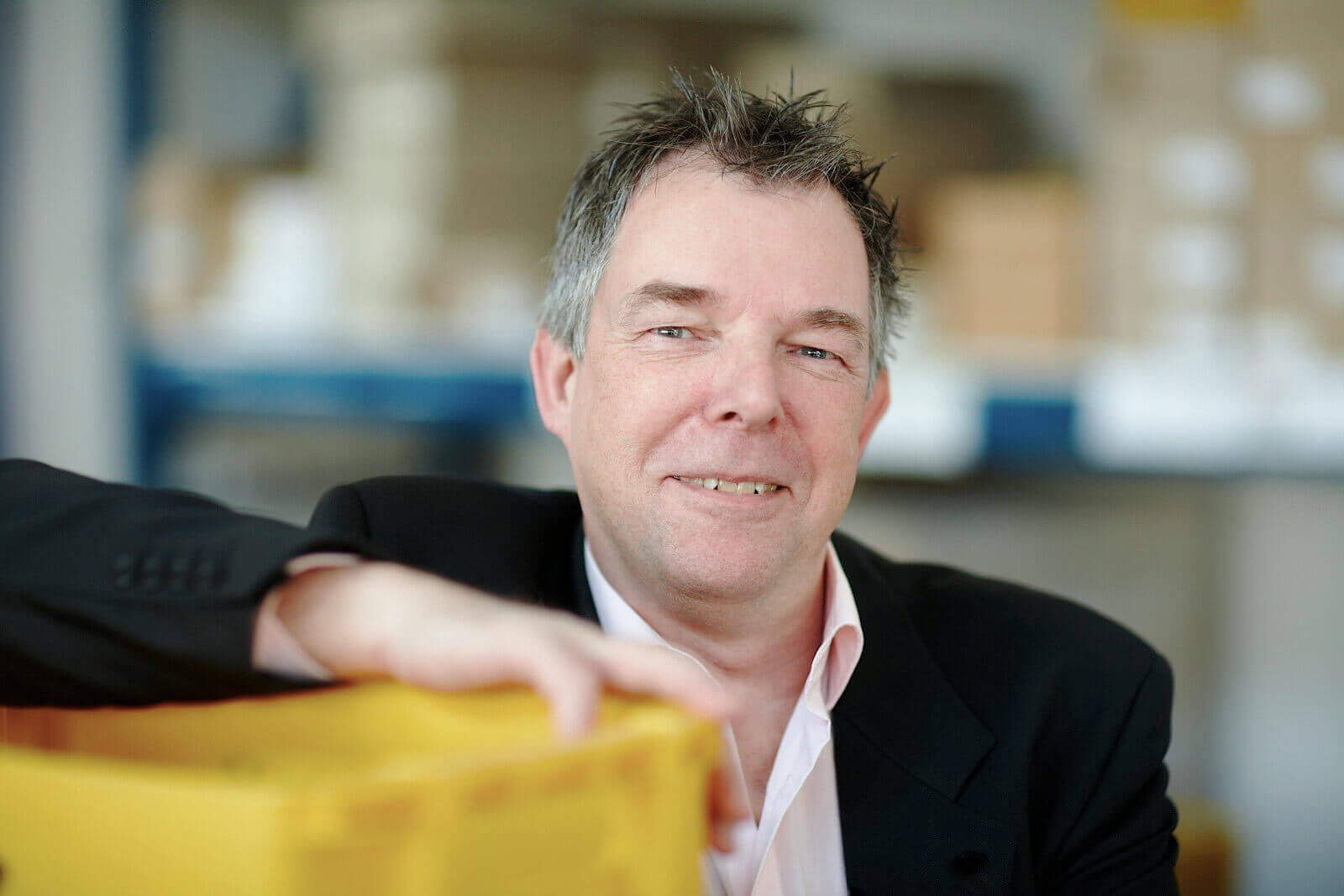 Rasmus Schübel Fotograf Münster BWS Lettershop Holger Eckhart Branding Website professionelles Portrait Unternehmer entspannt sitzend