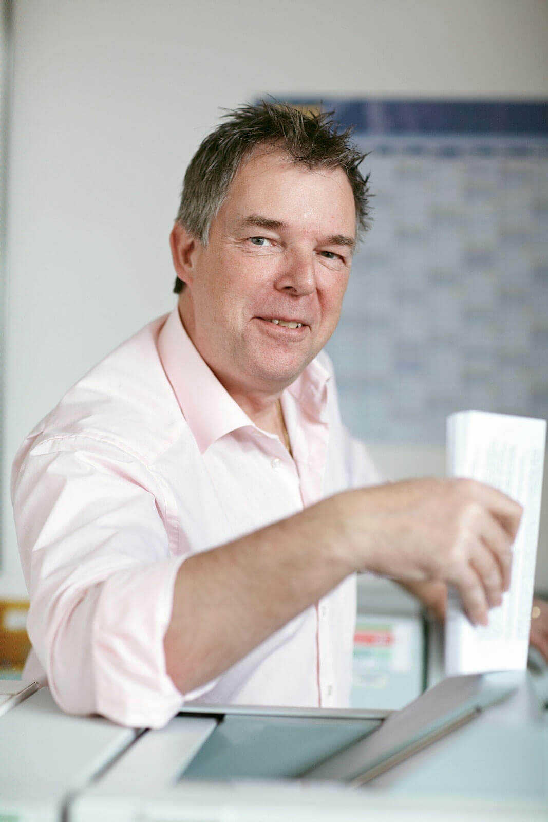 Rasmus Schübel Fotograf Münster BWS Lettershop Holger Eckhart Marke Website professionelles Portrait Geschäftsführer offen professionell