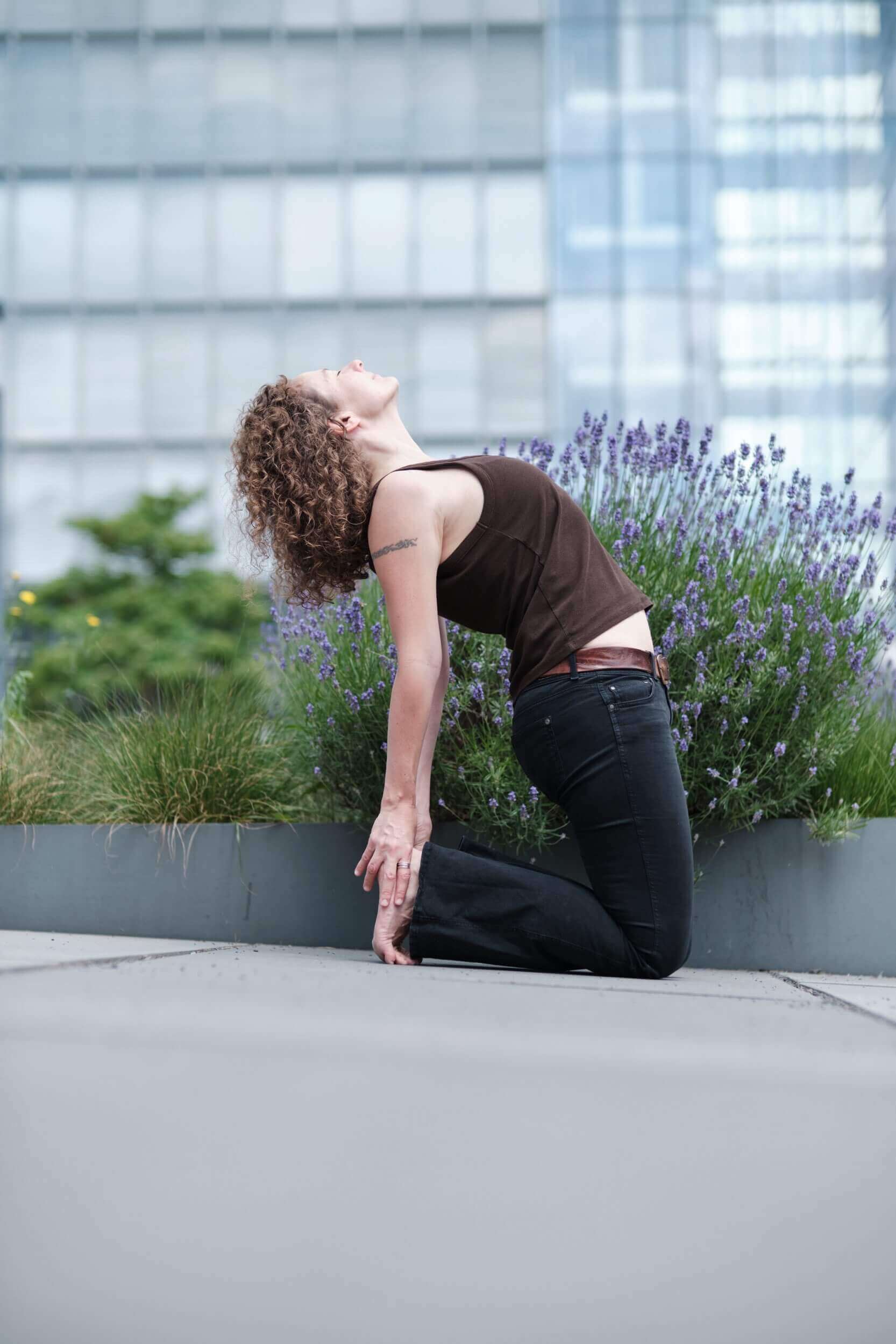 Rasmus Schübel Fotograf Münster Kacha Goehrtz purefreude Yoga Website Branding professionelles Portrait Yogalehrerin entspannt meditativ