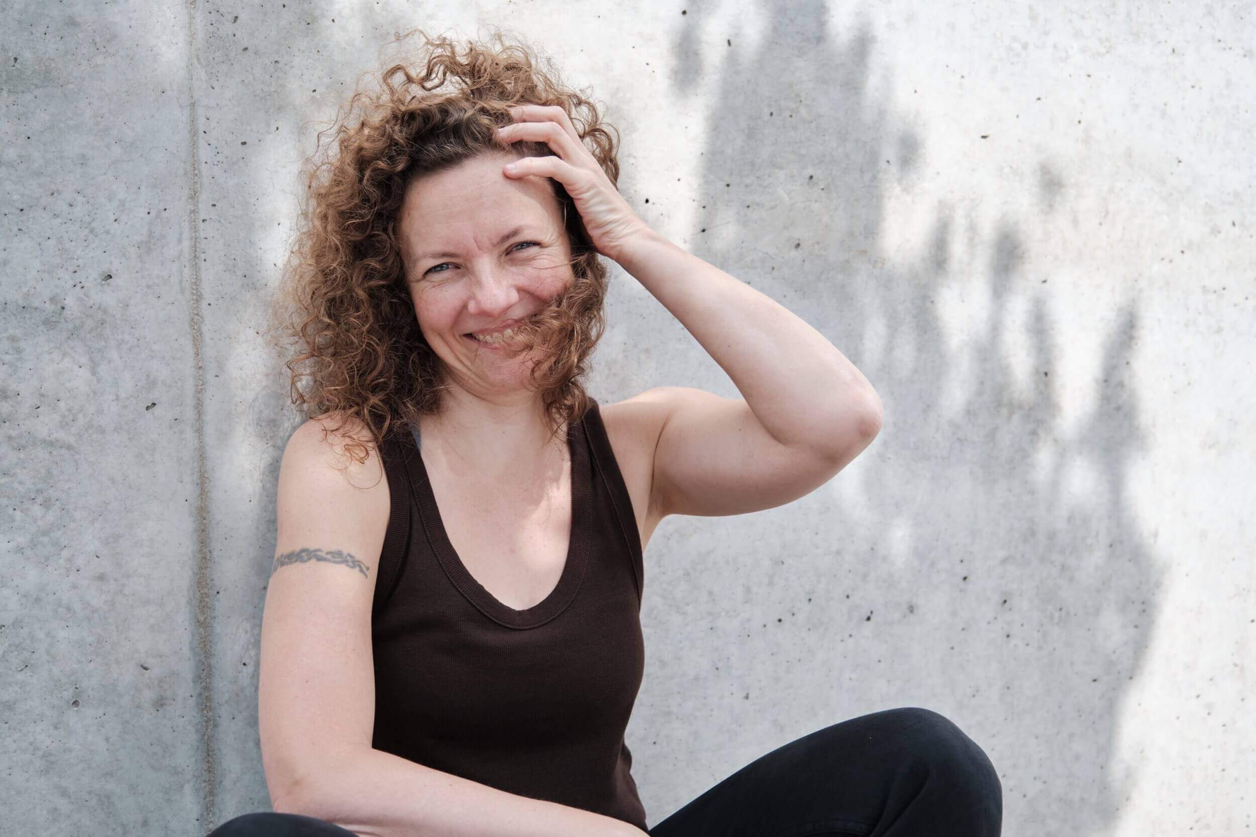 Rasmus Schübel Fotograf Münster Kacha Goehrtz purefreude Yoga Video Marke authentisches Portrait Yoga Trainerin kraftvoll