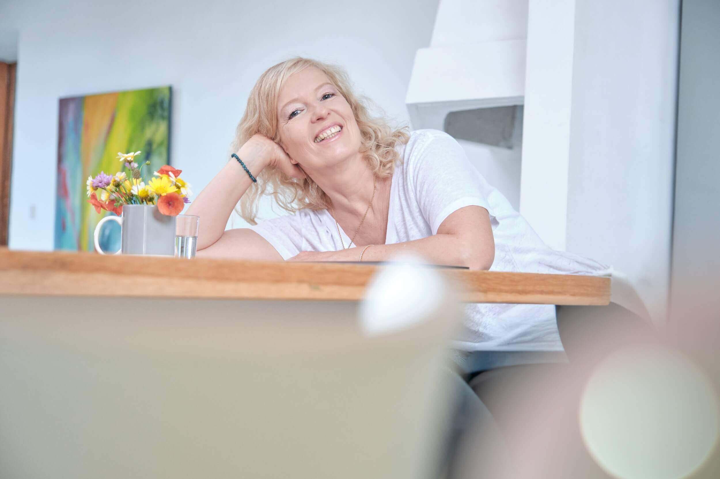 Rasmus Schübel Fotograf Münster Nicole Tanculski Branding Marke professionelles Portrait Familientherapeutin sitzend natürlich