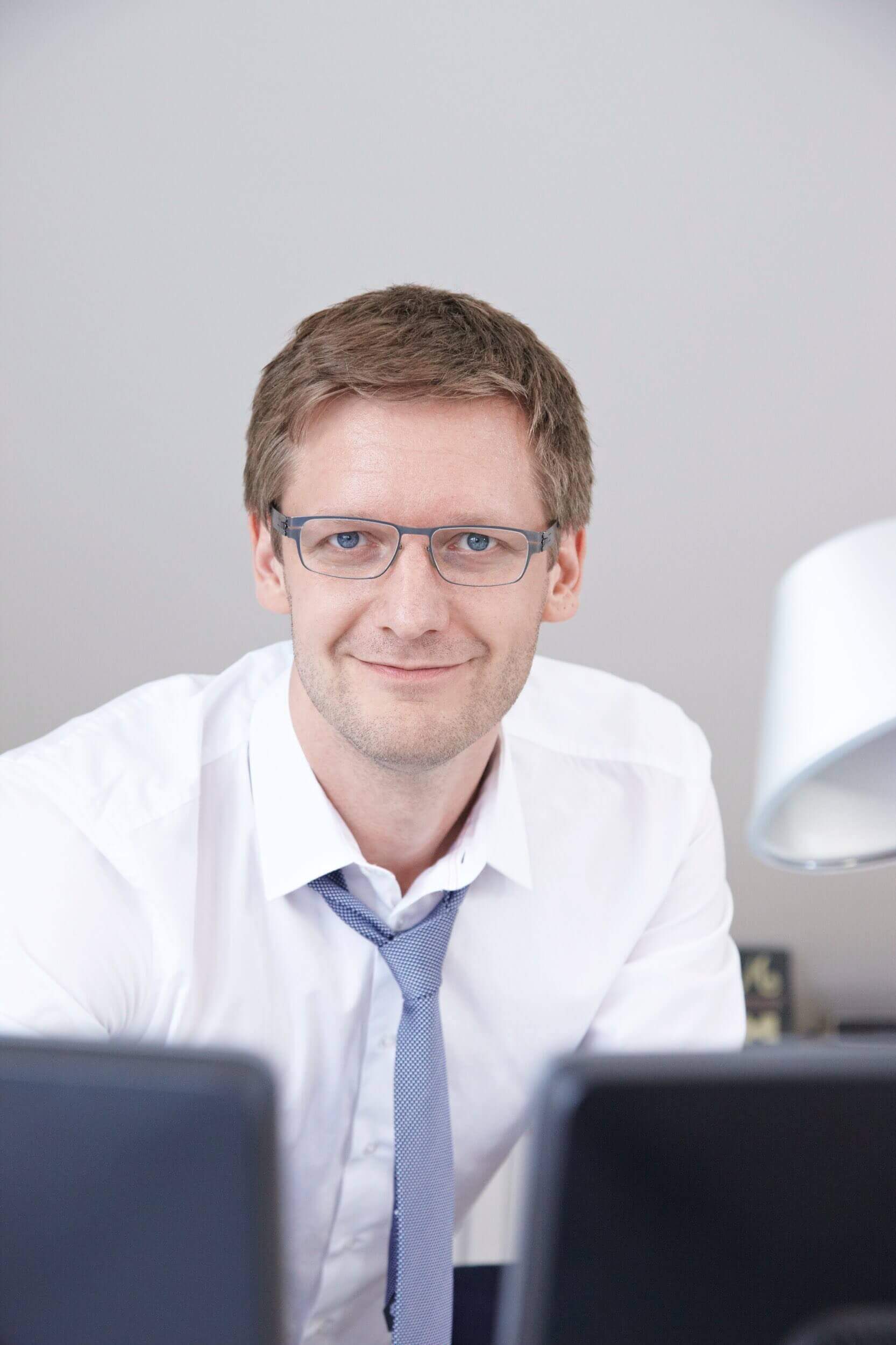 Rasmus Schübel Fotograf Münster Jens Aupers Website Branding professionelles Business Portrait Ingenieur Büro freundlich