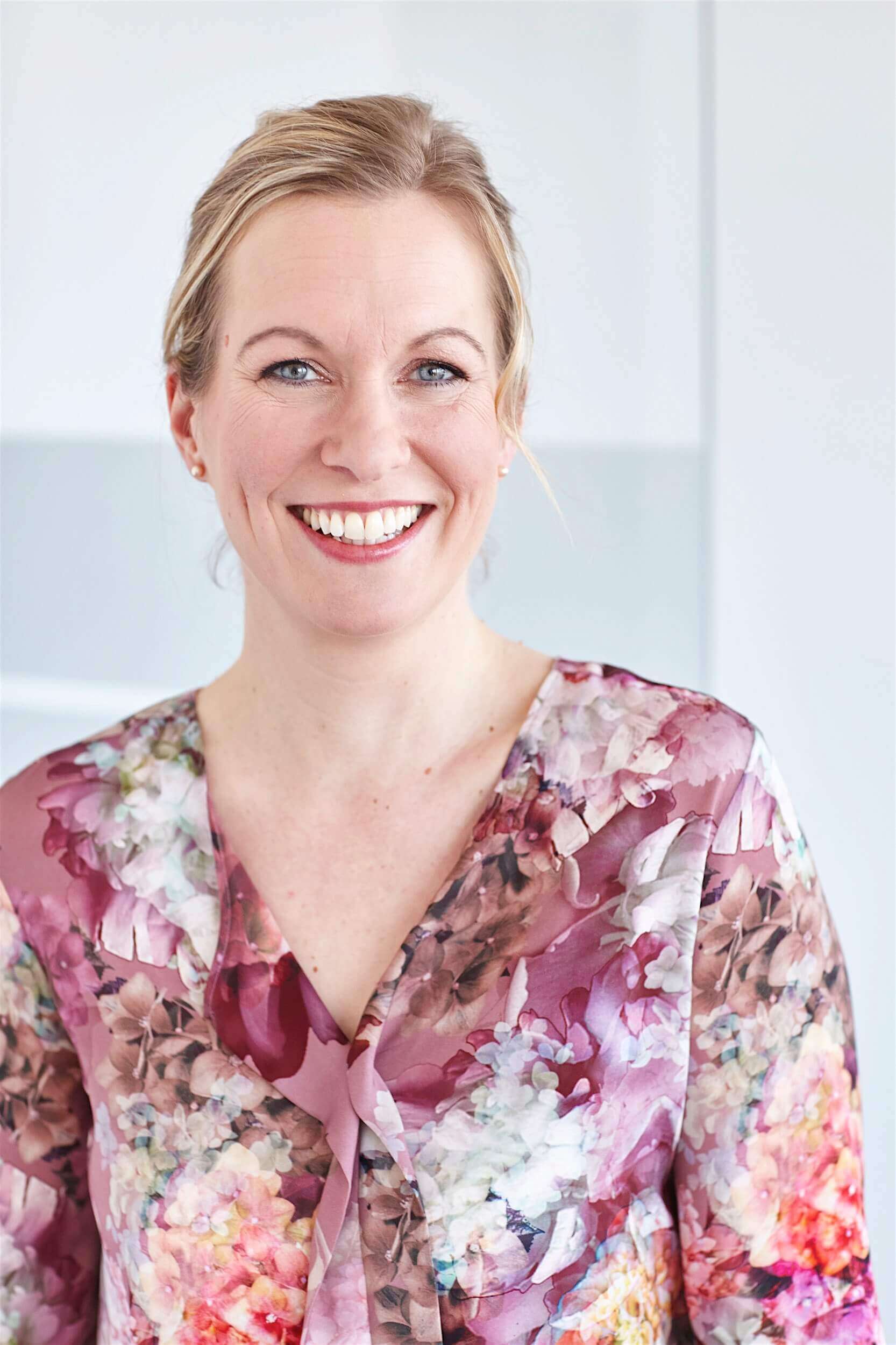 Rasmus Schübel Fotograf Münster Business Portrait vor Holzwand