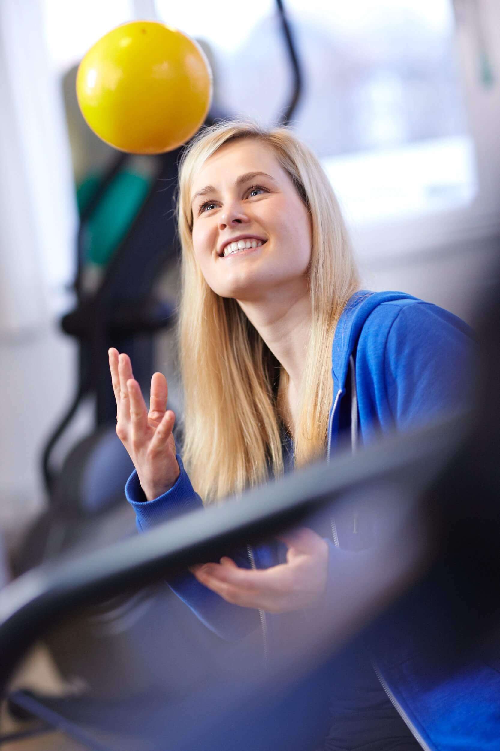 Rasmus Schübel Fotograf Münster Gaby Montag Physiotherapie Video Foto authentisches Portrait Therapeutin einfühlsam