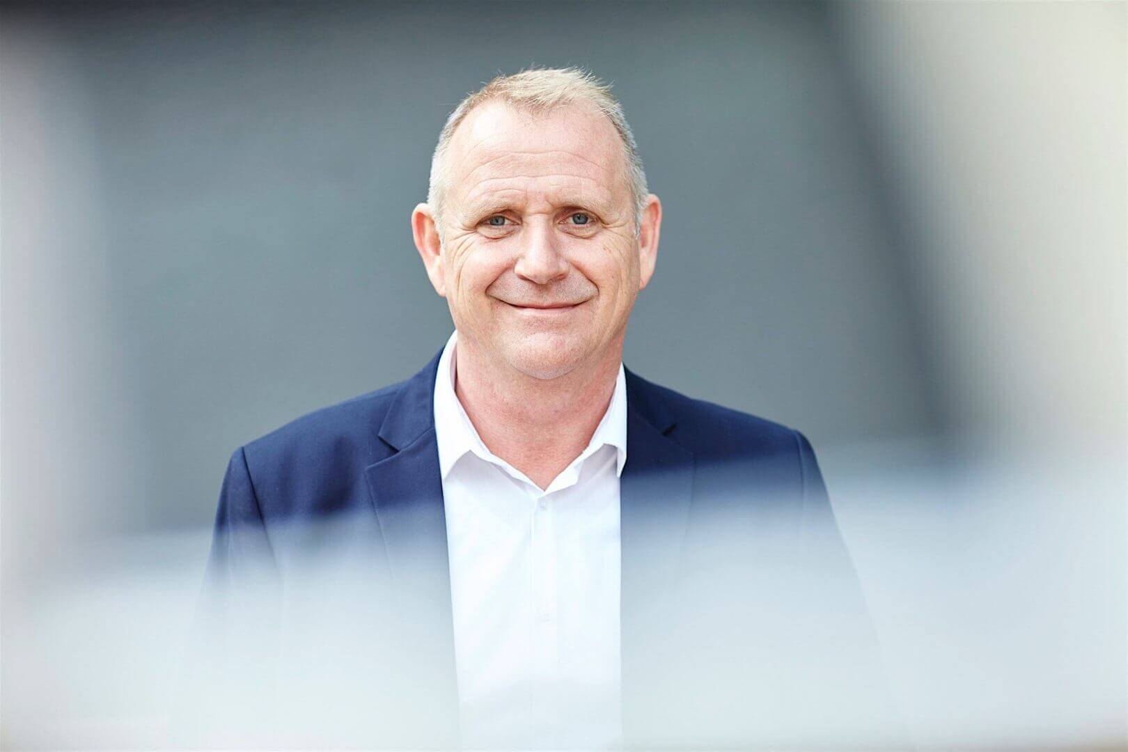 Rasmus Schübel Fotograf Münster Business Portrait Blauer Anzug