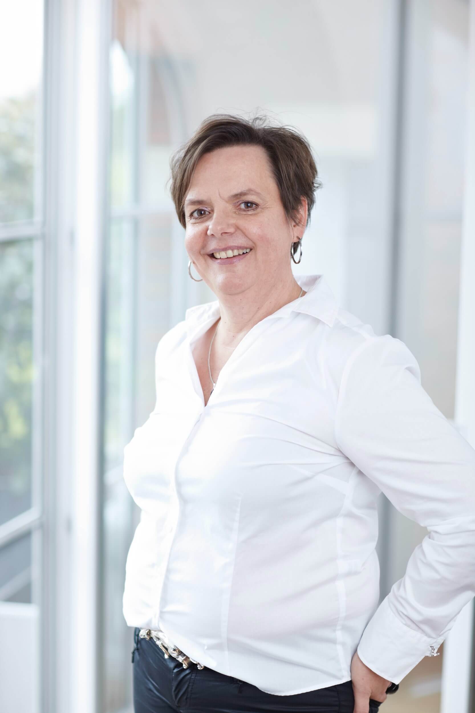 Rasmus Schübel Fotograf Münster Zughansa Reisebüro Branding professionelles Portrait Kreuzfahrten Beraterin entspannt