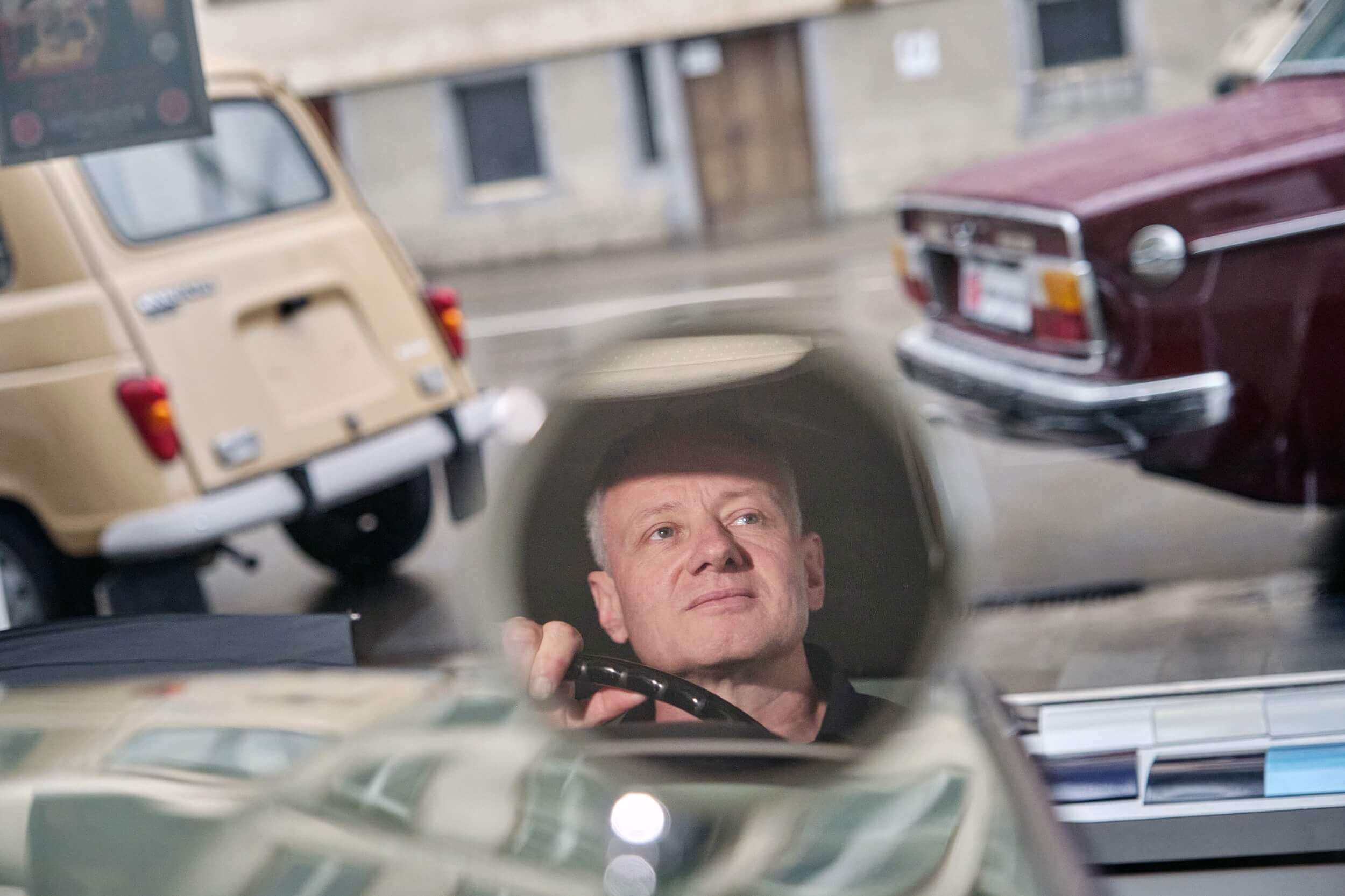 Rasmus Schübel Fotograf Münster Stefan P. Simeon Branding Website professionelles Portrait Trainer natürlich sitzend