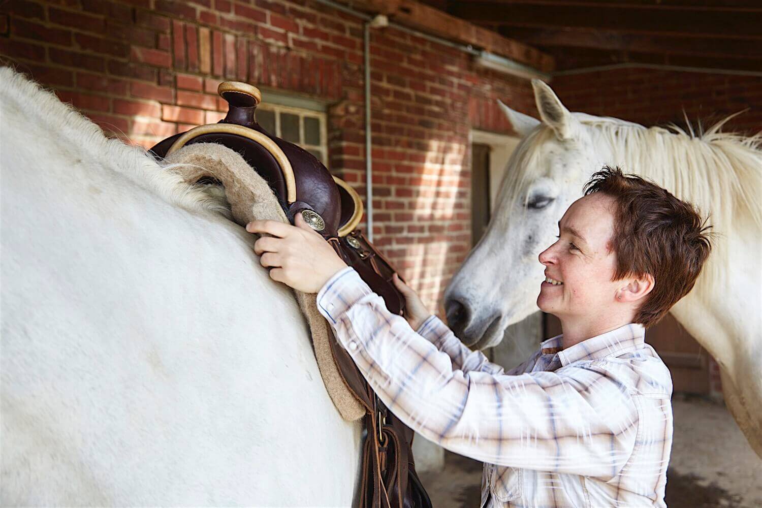 Rasmus Schübel Fotograf Münster Sabine Bühlmann Pferdetrainerin Branding Website professionelles Portrait Horsemanship Trainerin einfühlsam