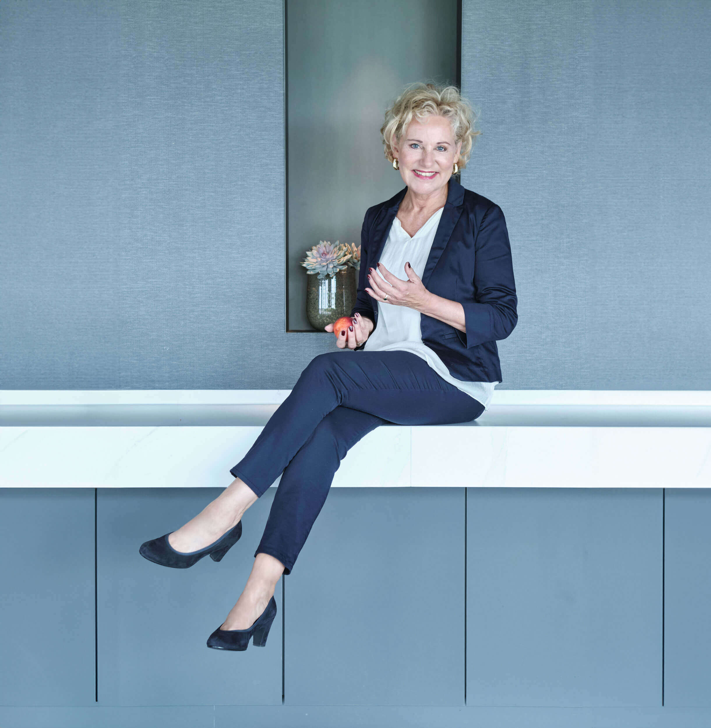 Rasmus Schübel Fotograf Münster Tamara Heuser Personal Branding professionelles Business Portrait sitzend entspannt