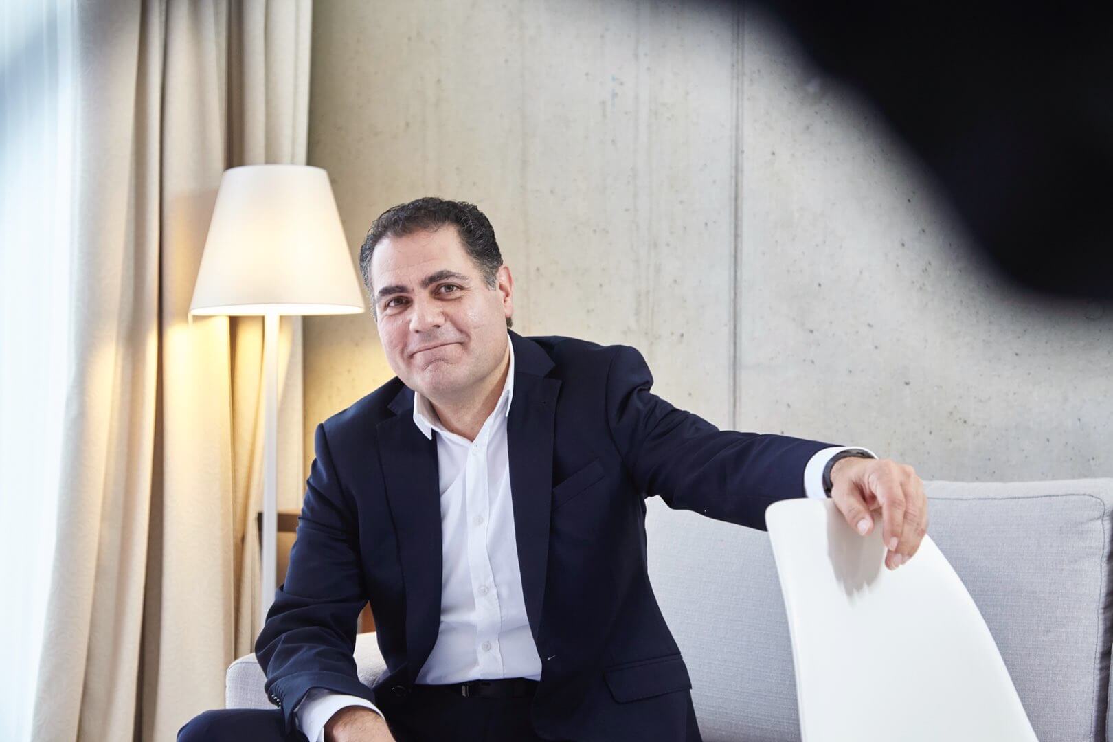 Rasmus Schübel Fotograf Münster Tim Matsoukas Unternehmensberater Branding Website professionelles Portrait Business Coach sitzend