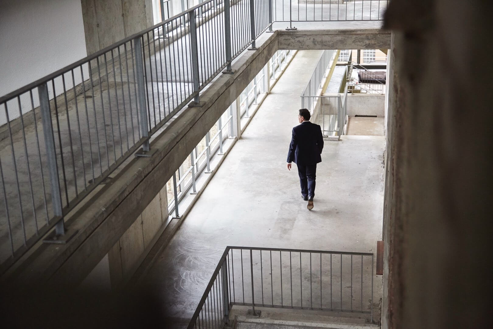 Rasmus Schübel Fotograf Münster Tim Matsoukas Unternehmensberater Video Foto authentisches Business Portrait Berater herzlich