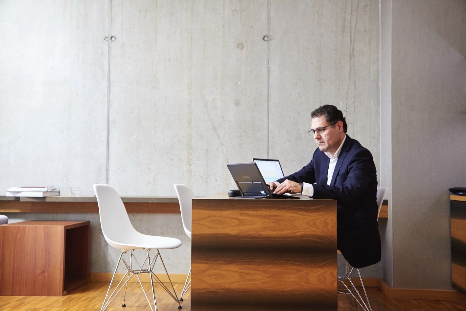 Rasmus Schübel Fotograf Münster Tim Matsoukas Unternehmensberater Marke Website professionelles Portrait Coach offen professionell