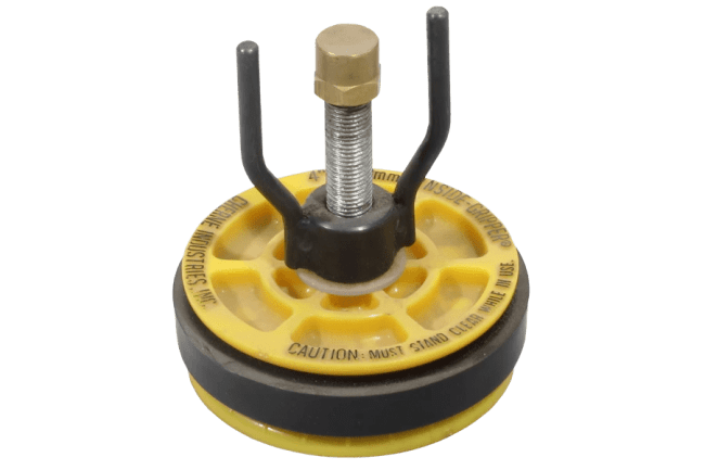 Gripper for montering inne i rør, med gjennomføring