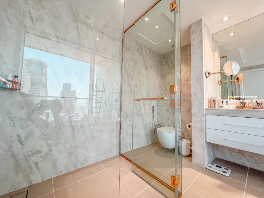 Onyx Tower Bathroom - View 2