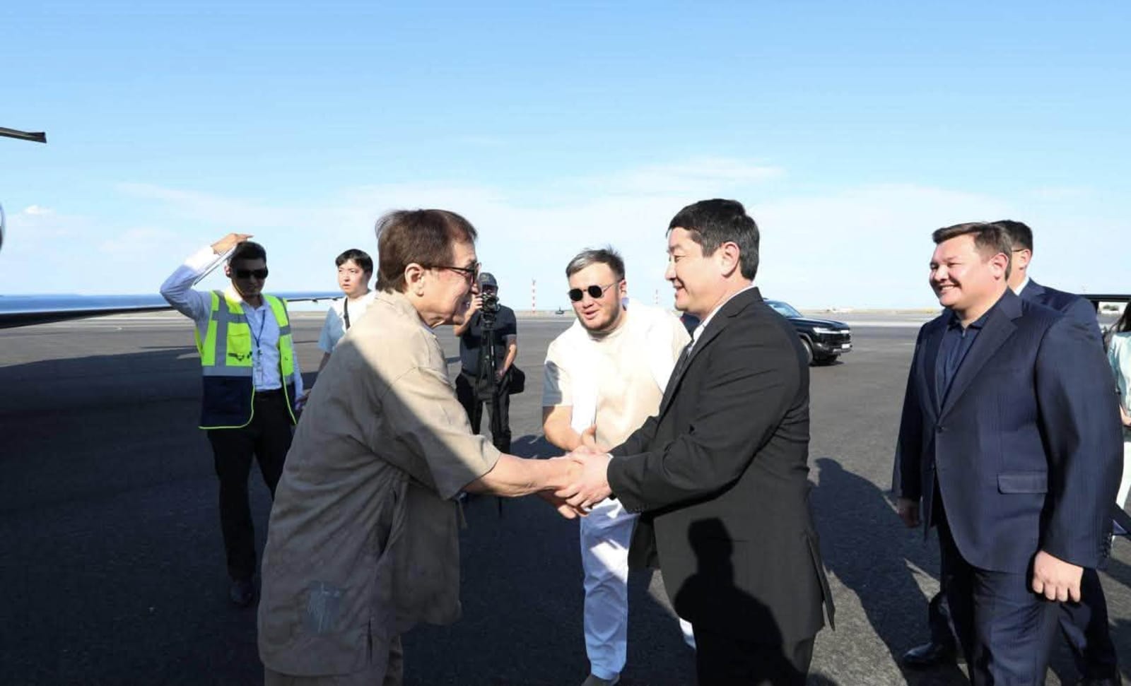 Қазақстан табиғаты Голливудты тамсандырды: Джеки Чан Маңғыстаудың әлеуетін жоғары бағалады