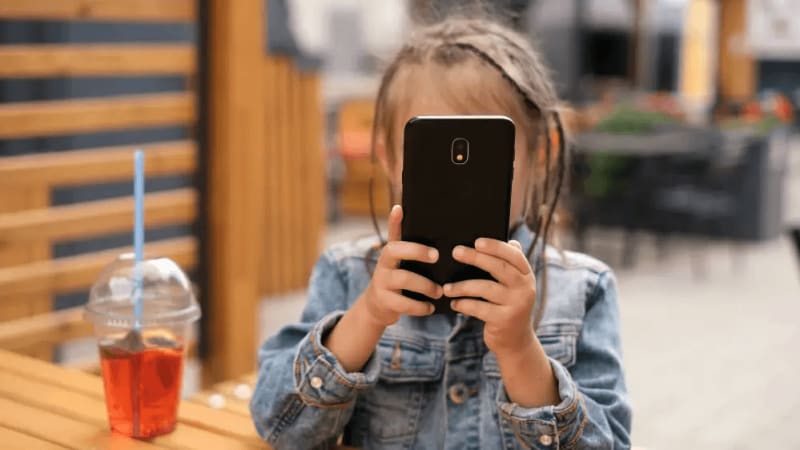 Ұлыбритания жасөспірімдерді әлеуметтік желіден қалай аластатпақ?