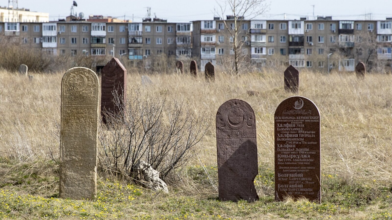 Астананың жаңа үйлері арасында қалған ескі зираттар: елорда жері қандай тарихты жасырып жатыр?