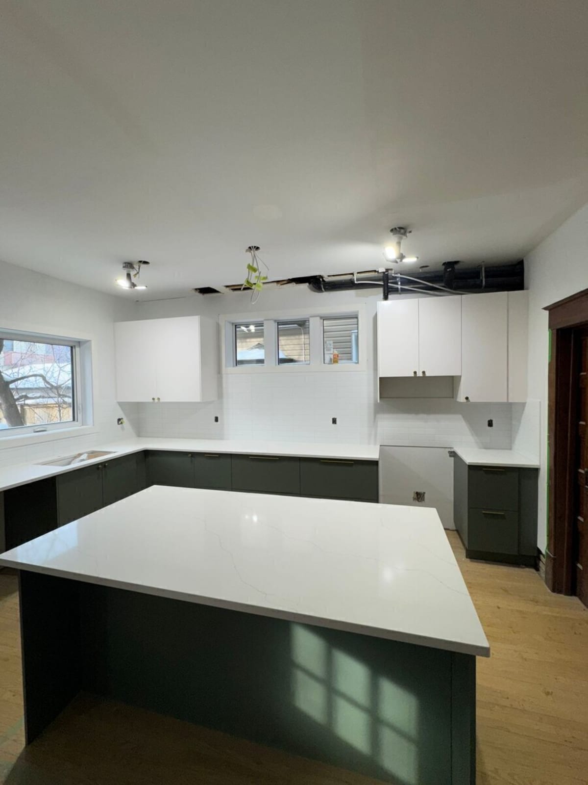 Kitchen with backsplash