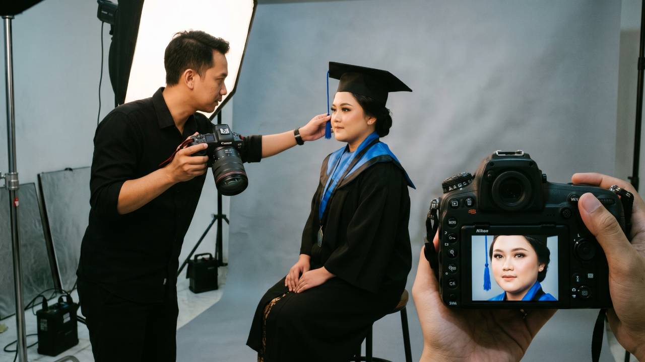 Makeup Wisuda untuk Wajah Bulat