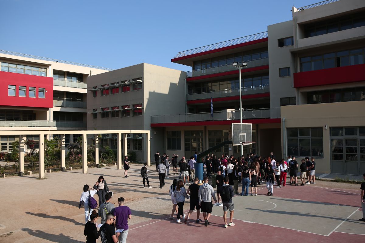 Κουδούνια και Σκουριασμένα Όνειρα: Το Μεγάλο Θέατρο της Ελληνικής Παιδείας