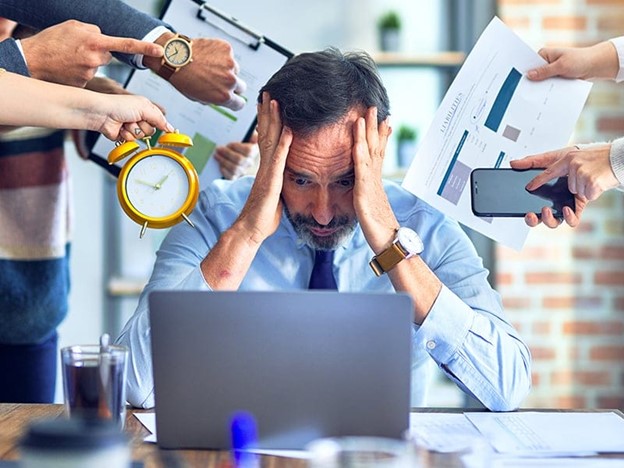 A person looking at a computer

AI-generated content may be incorrect.