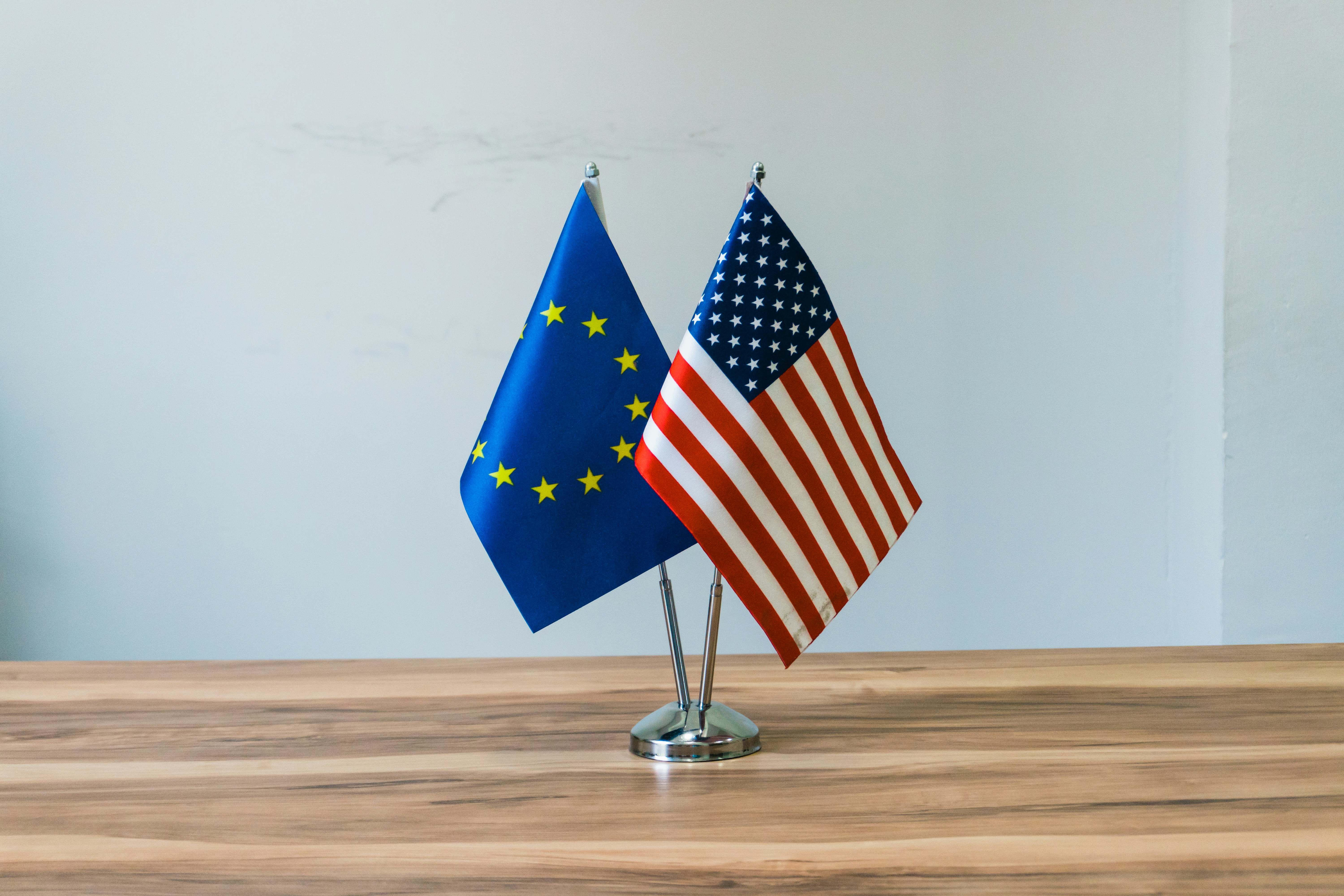 Ο Trump Τροφοδοτεί την Ακροδεξιά στην Ευρώπη: Συμμαχίες που Ανησυχούν