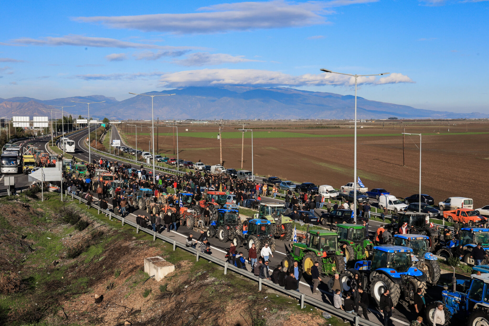 Κομμένη στα δύο η Ελλάδα: Οι αγρότες ξανά στα μπλόκα – Επεισόδια, συλλήψεις και αδιέξοδο