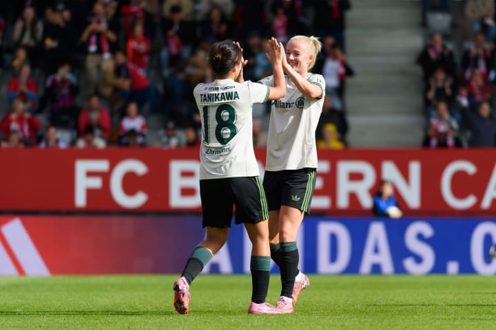 Frauen-Bundesliga Gameday 5: Bayern suffocate Bremen; Wolfsburg hit eight; floodlight derby halted