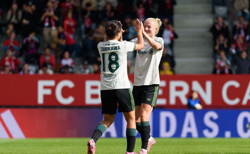 Frauen-Bundesliga Gameday 5: Bayern suffocate Bremen; Wolfsburg hit eight; floodlight derby halted