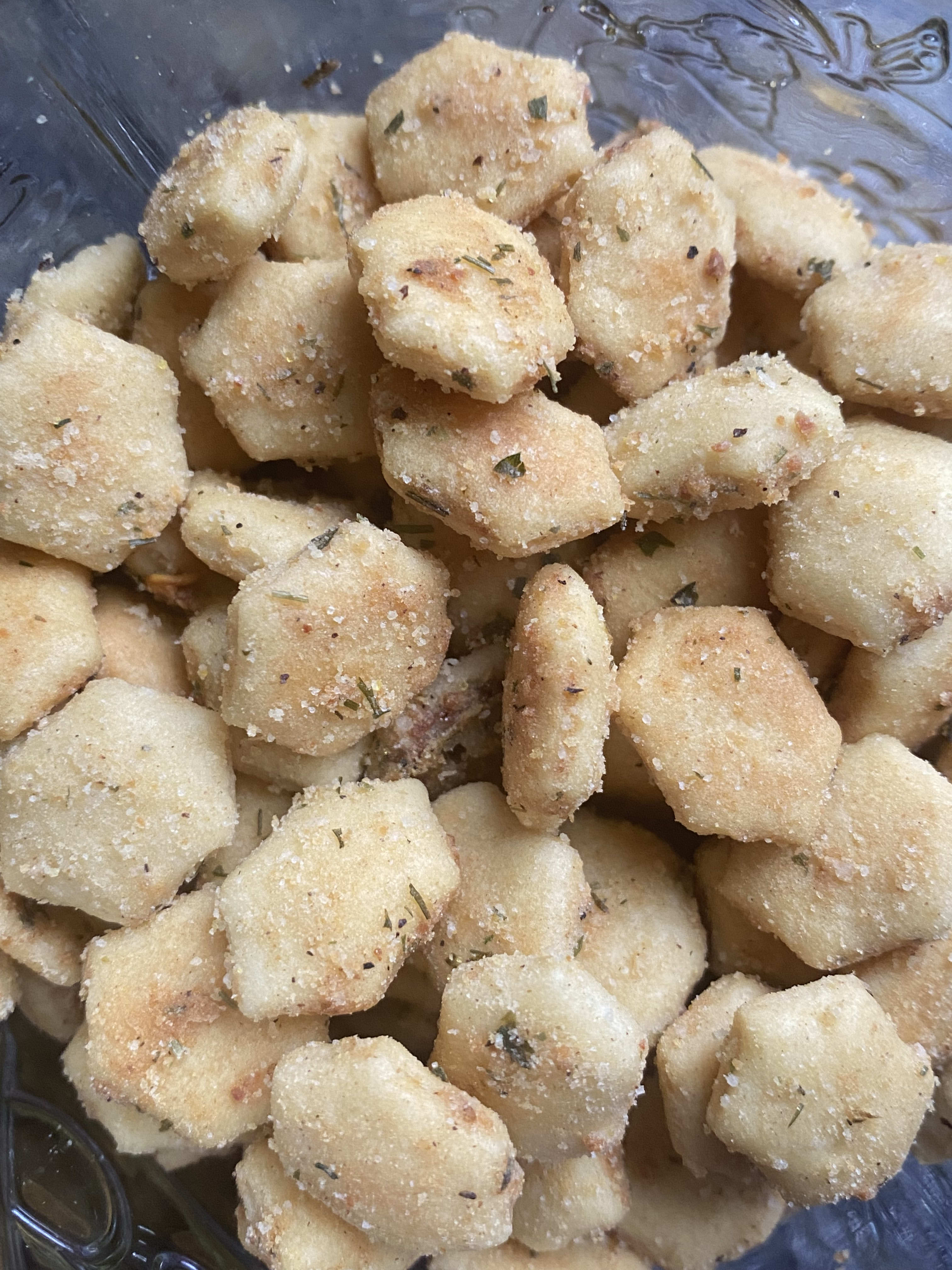 It's a picture of Jolene's Seasoned Oyster Crackers