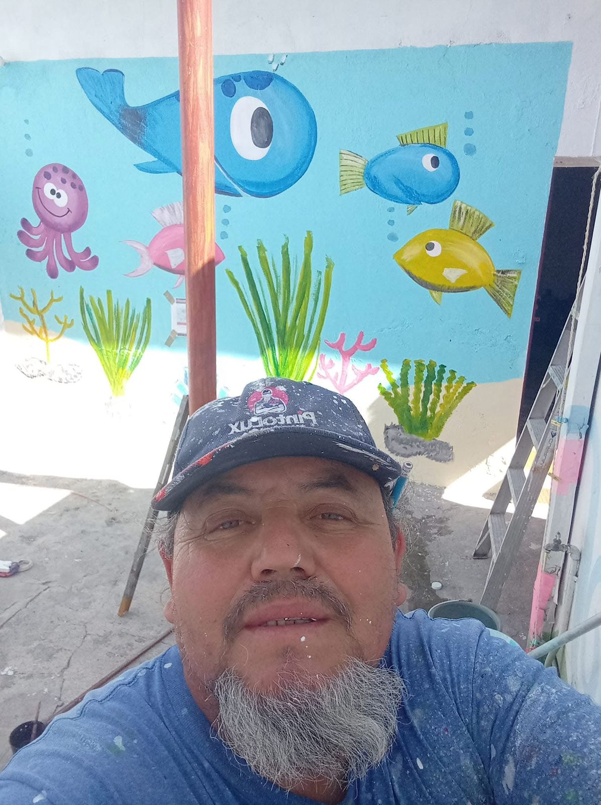 Lupillo haciendo rótulos