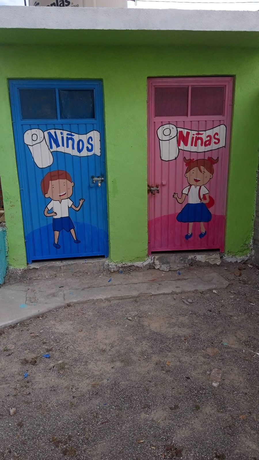 Trabajo de pintura y rótulos en La Piedad 13