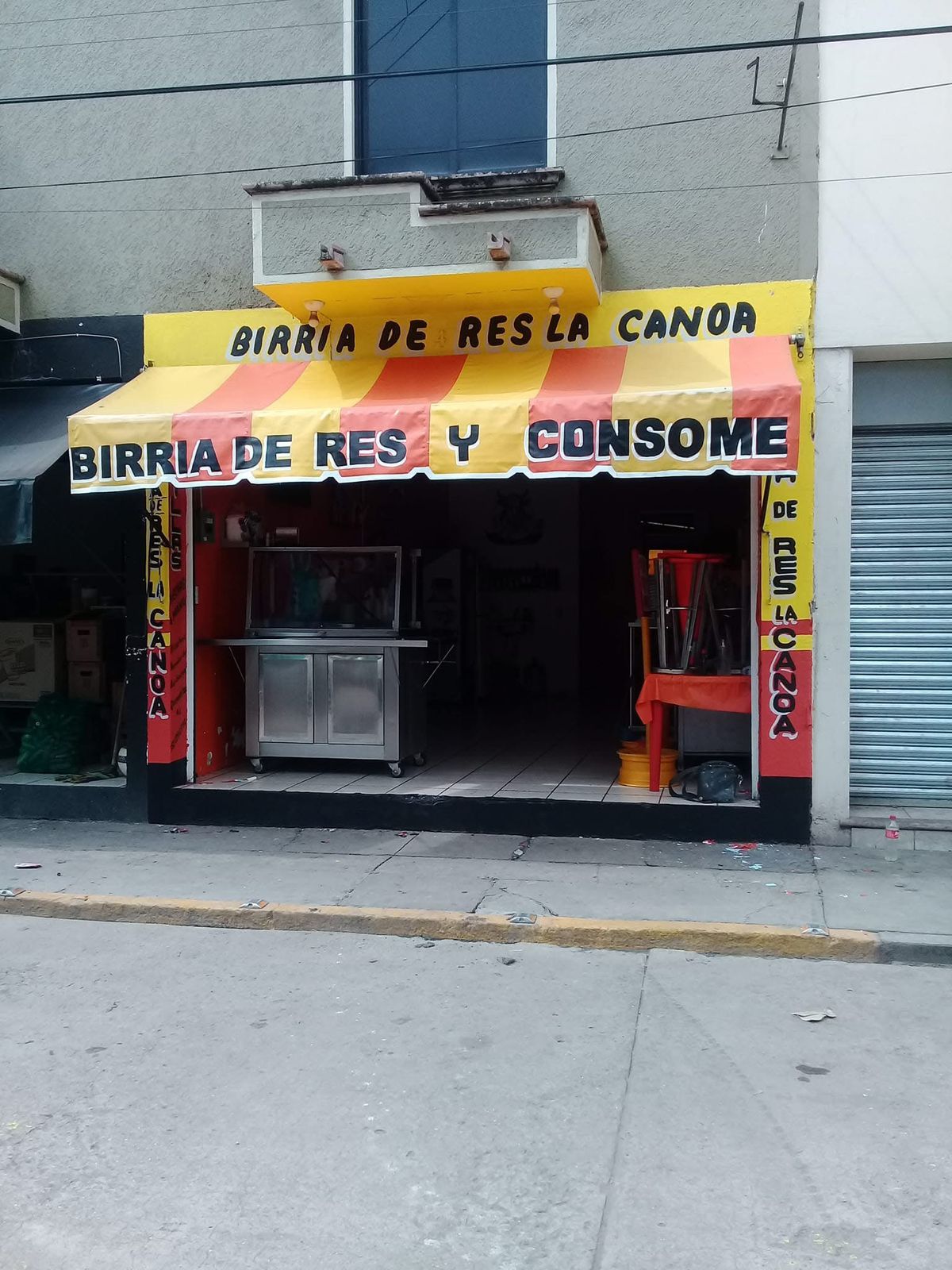 Trabajo de pintura y rótulos en La Piedad 3