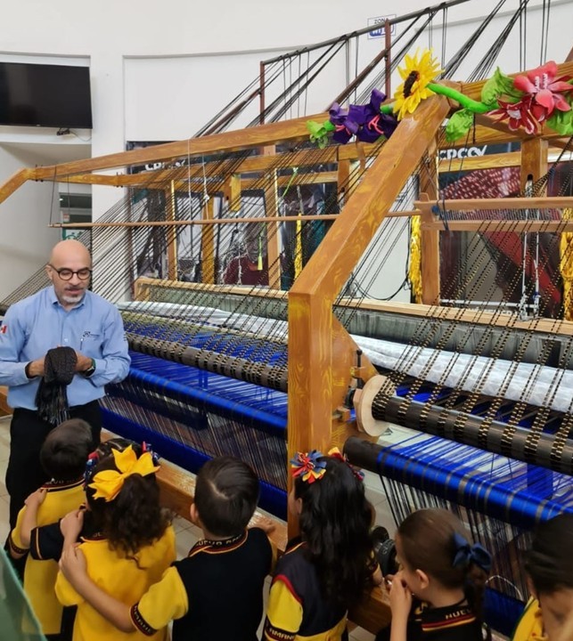 Niños piedadenses conociendo el progreso del rebozo más grande del mundo