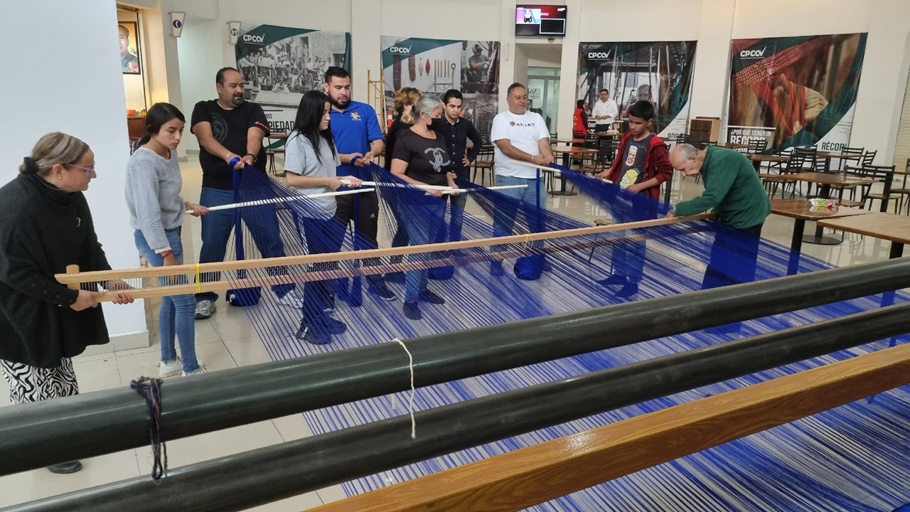 Enrollado de los hilos en el telar para el rebozo más grande del mundo