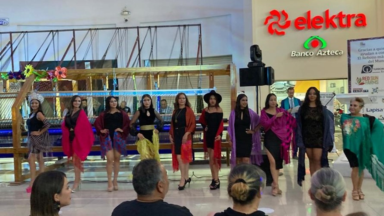 Evento de la primera lucha - Día histórico del rebozo más grande del mundo