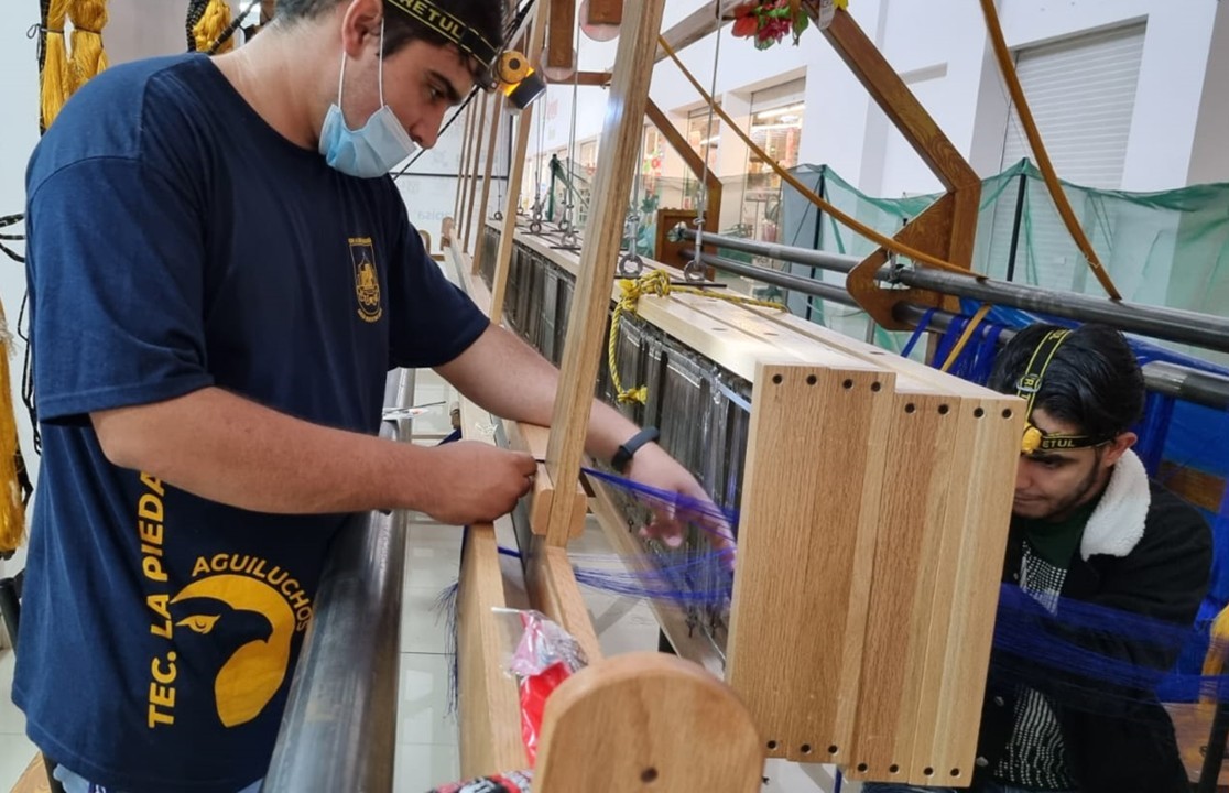 Inicio del repaso de 32,000 hilos para el rebozo más grande del mundo