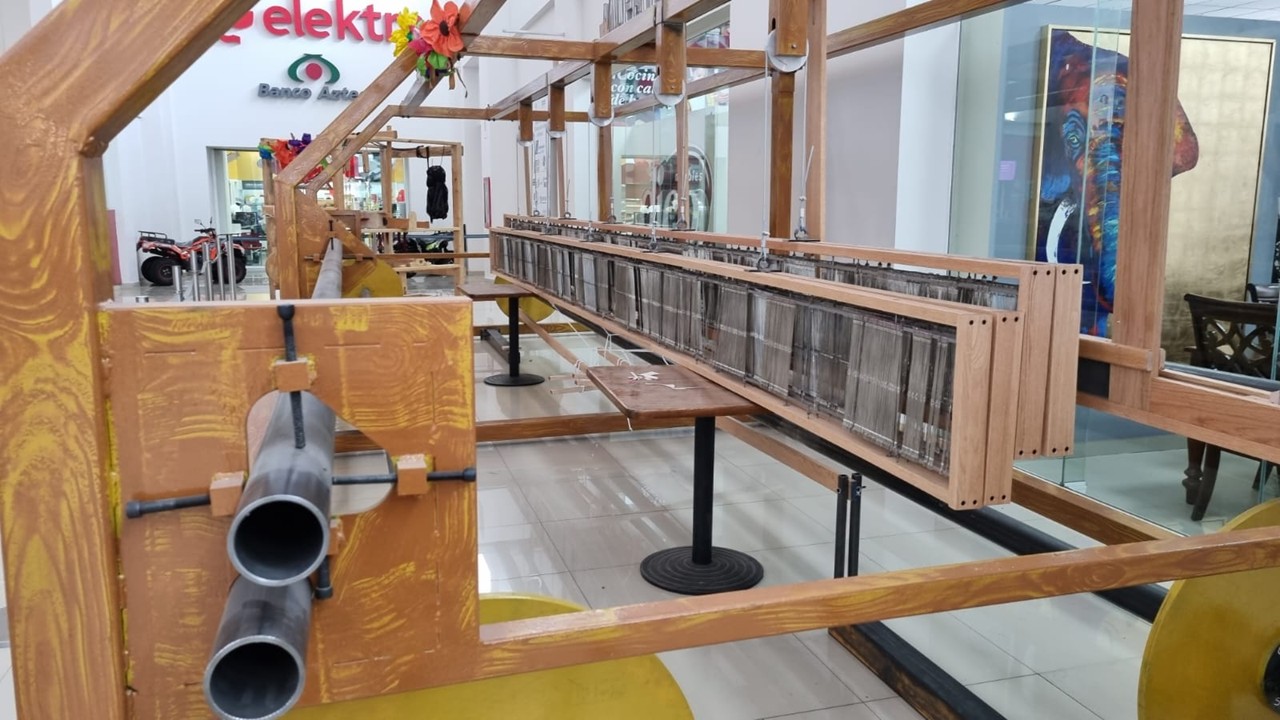 Instalación de partes del telar para el rebozo más grande del mundo