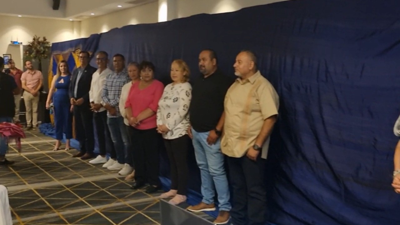 Presentación del rebozo más grande del mundo en Hotel Holiday Inn