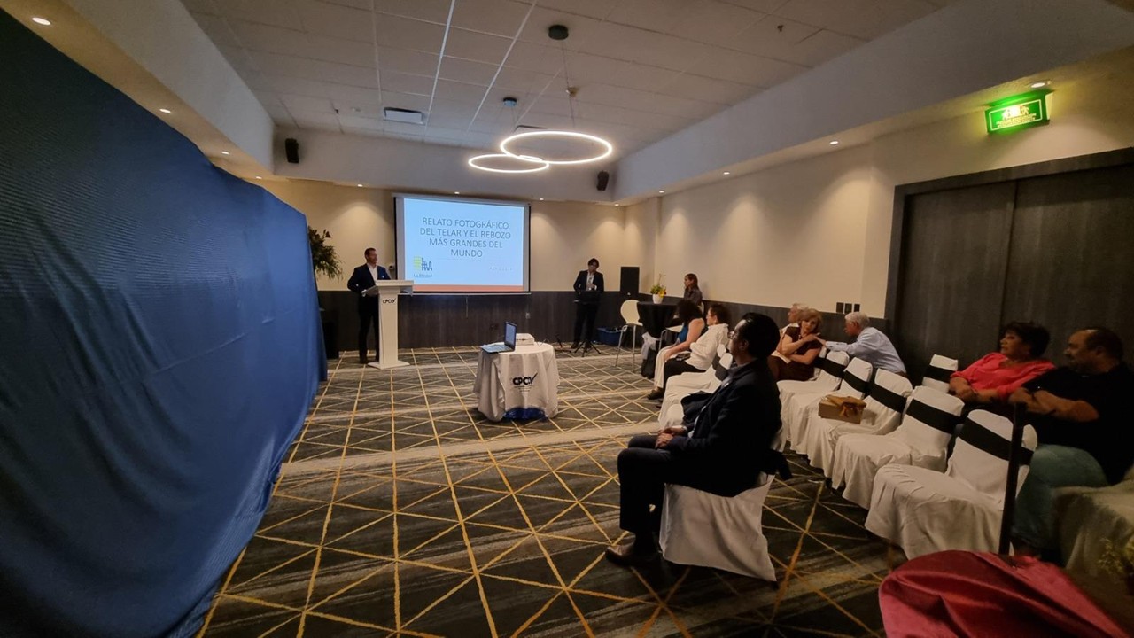 Presentación oficial del rebozo más grande del mundo a patrocinadores