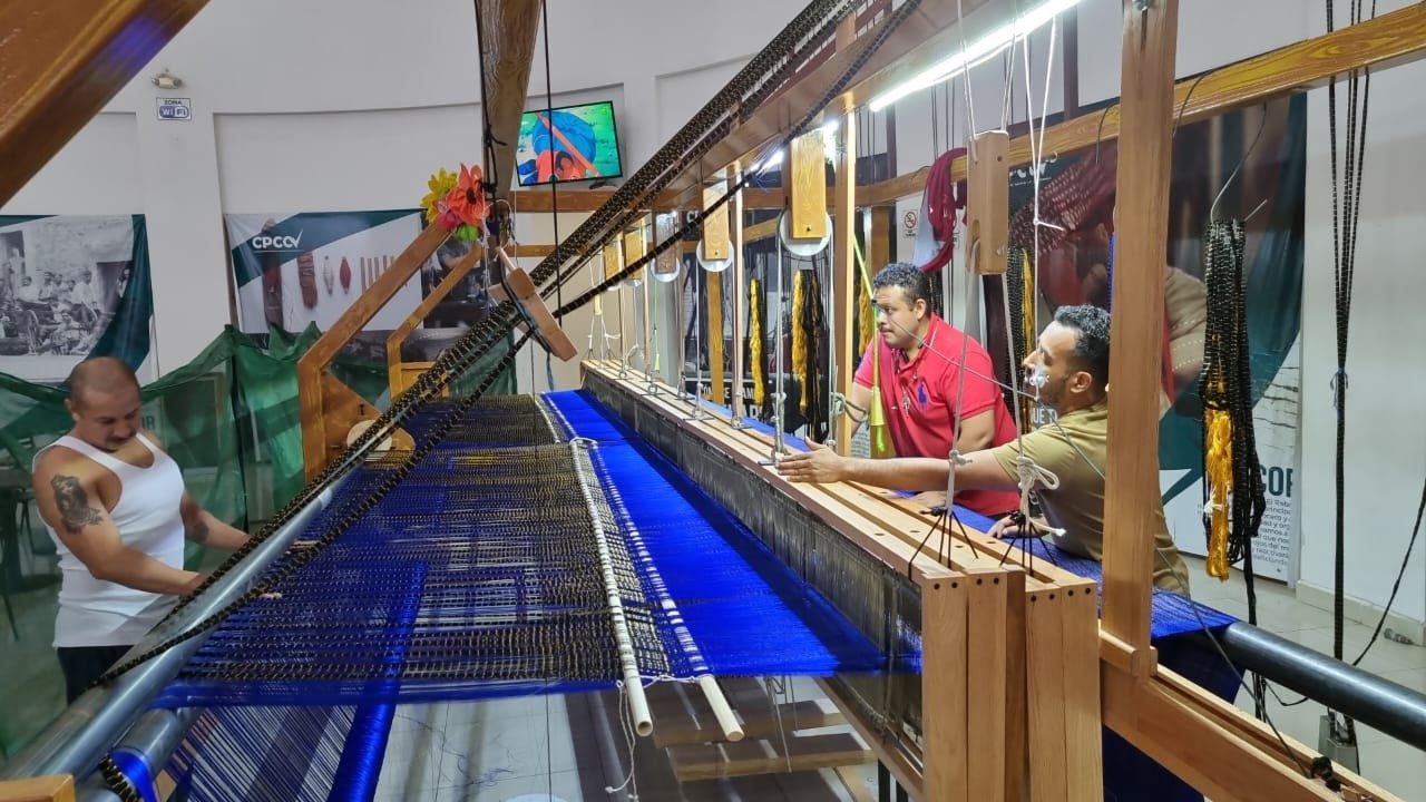 Tejido del lienzo de 18 metros para el rebozo más grande del mundo