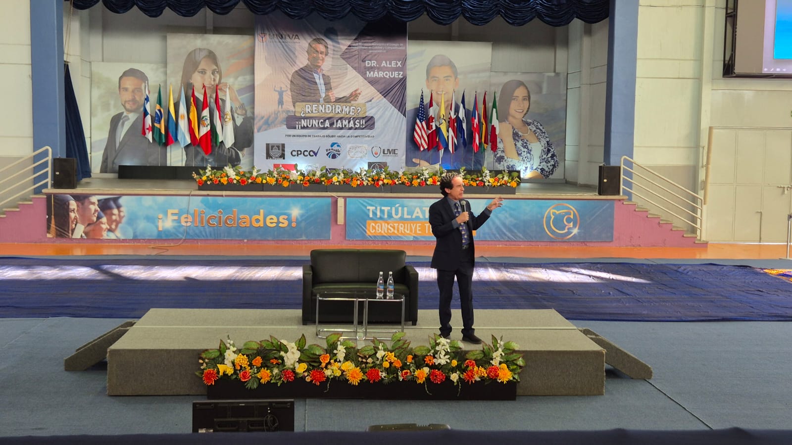 Dr. Alex Márquez impartiendo la conferencia