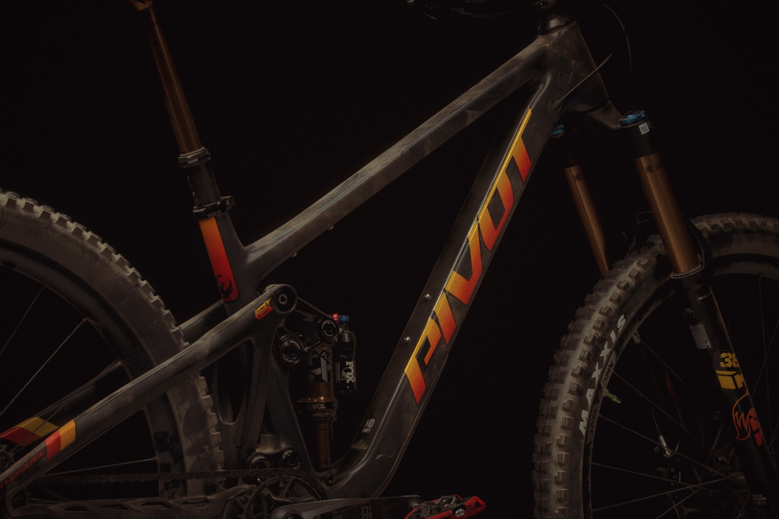 Pivot switchblade with groundkeeper decals