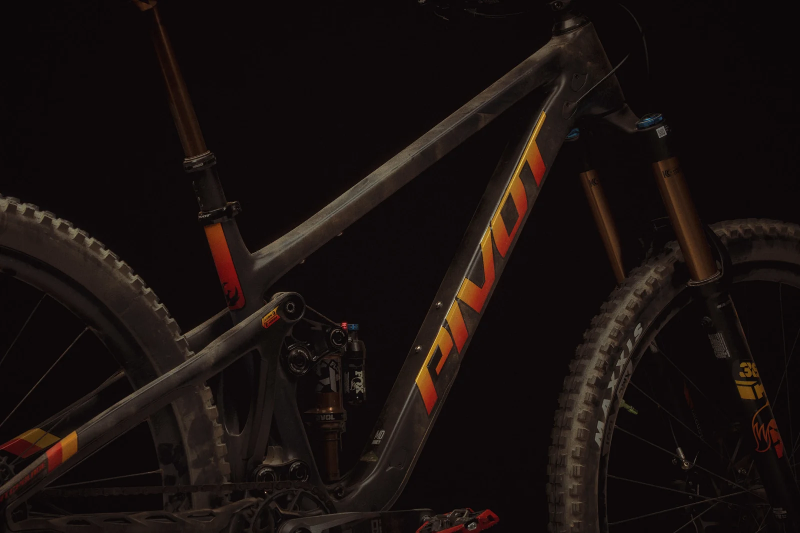 Pivot switchblade with groundkeeper decals