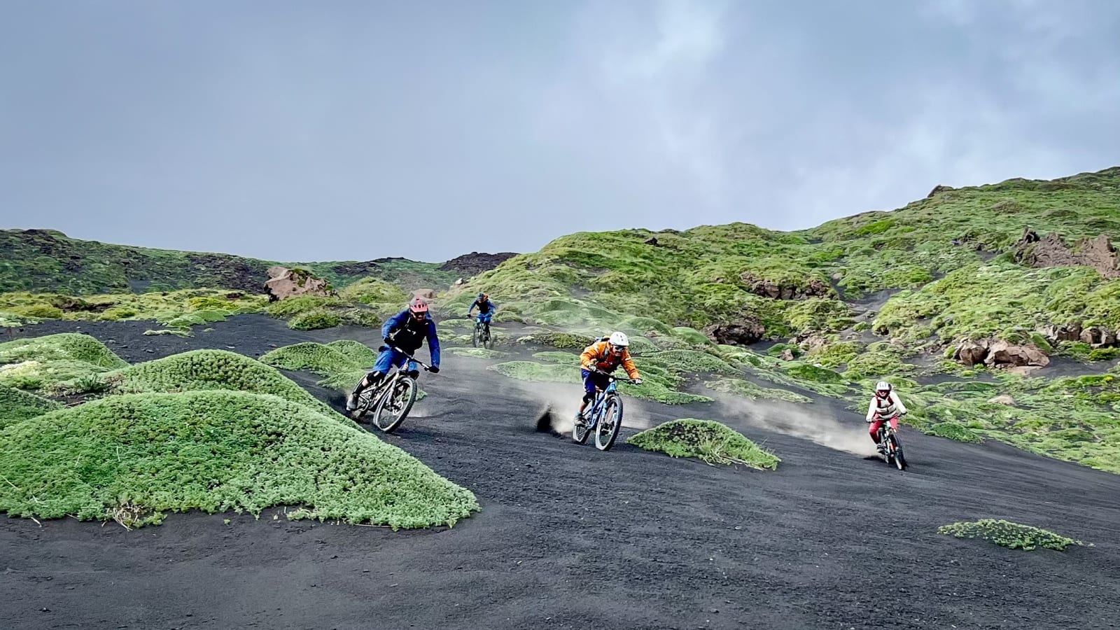Mountainbiken bei Mama Etna Ein „behind the scenes“ beim FilmDreh für bergauf bergab im BR-Fernsehen.