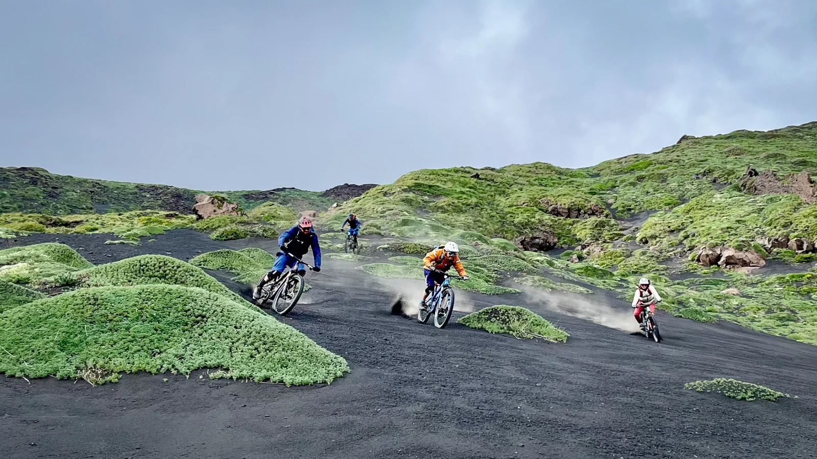 Mountainbiken bei Mama Etna Ein „behind the scenes“ beim FilmDreh für bergauf bergab im BR-Fernsehen.