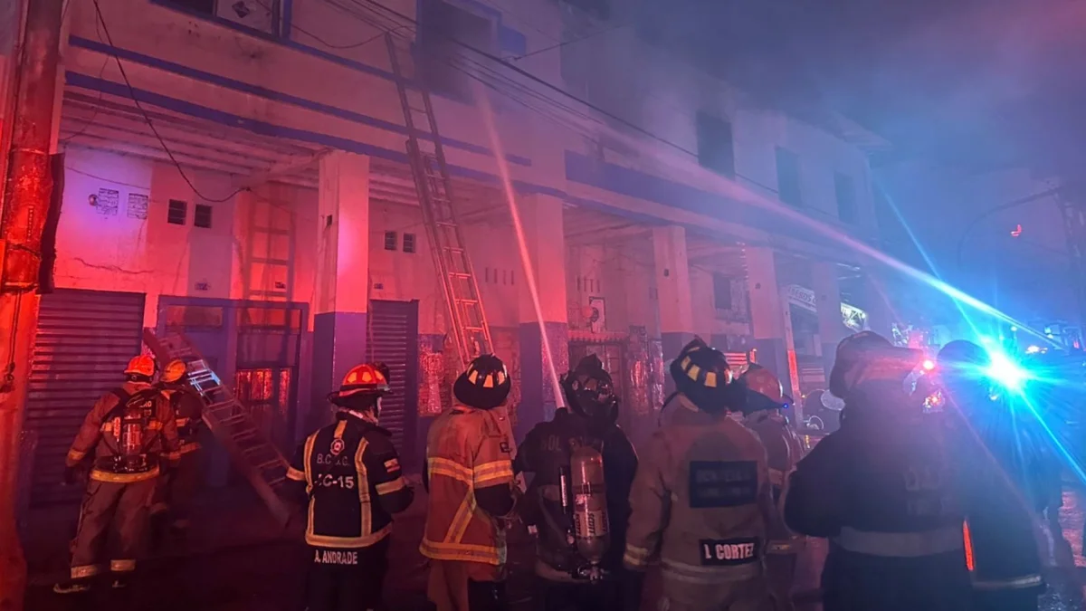 Incendio en bodega ilegal en el centro de Guayaquil fue controlado tras intensa labor de bomberos