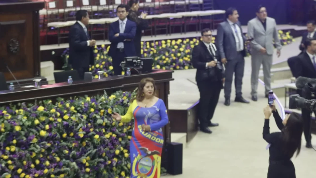 Debate en la Asamblea por el uso de la bandera ecuatoriana en una vestimenta durante acto oficial